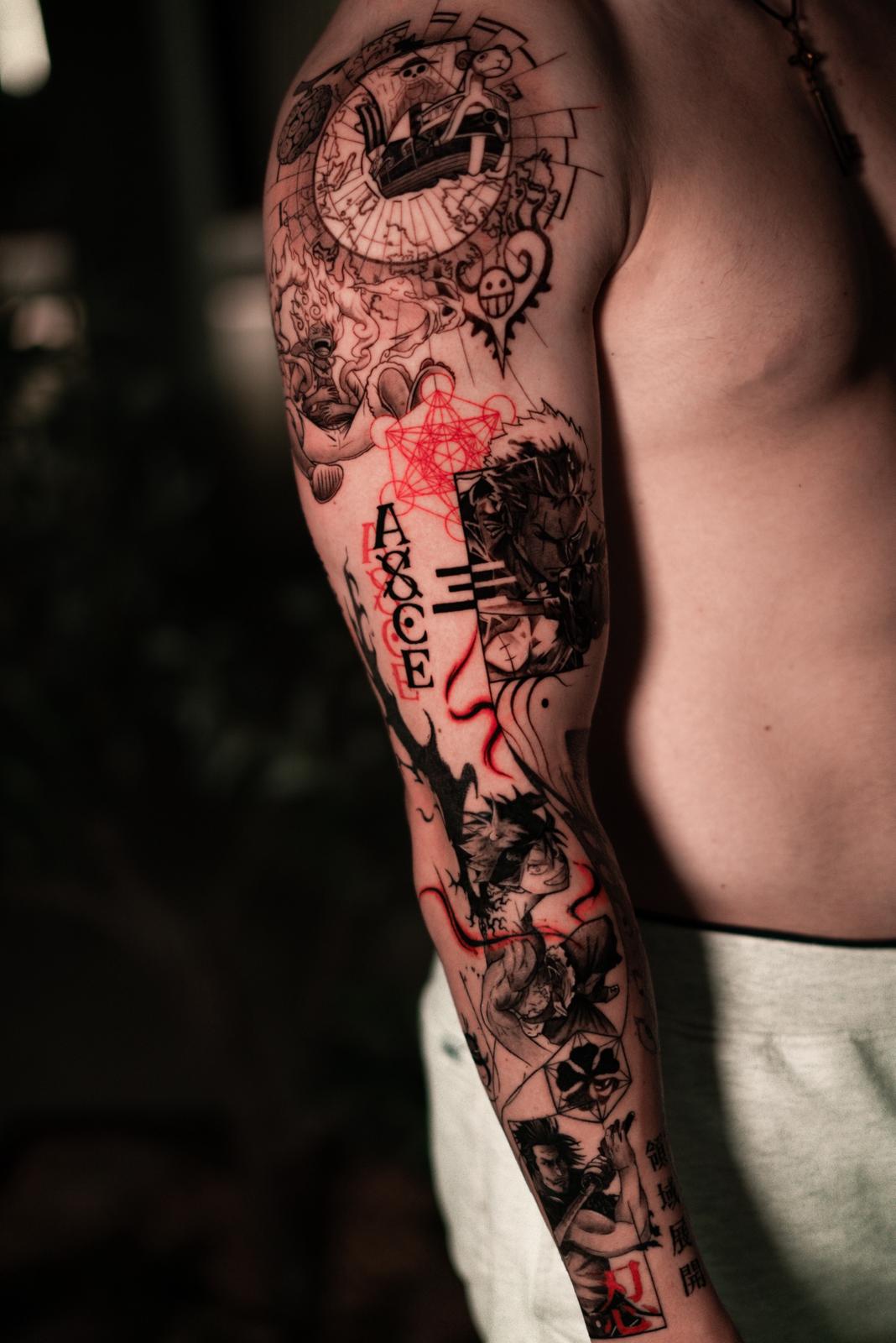 Tatuaje anime estilo manga líneas definidas — XESCO Tattoo Murcia